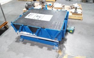 靈活小型高空作業(yè)平臺在商場日常維護(hù)中的實(shí)用性